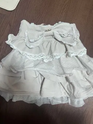 화이트 플레어 스커트 리본 포함