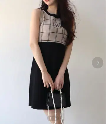 슬리브리스 체크 무늬 미니 원피스