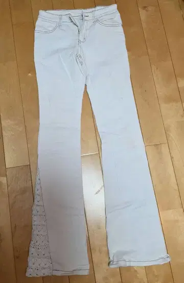 화이트 부츠컷 데님 버터플라이 자수 포함