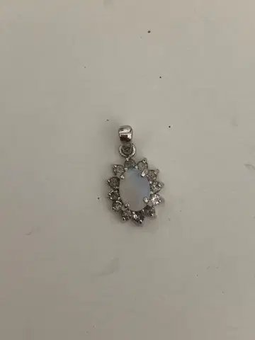 오팔과 지르코니아의 펜던트