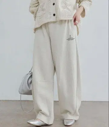 PUAL CE CIN 커브 실루엣 스웨트 팬츠 오트밀