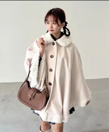 아카챠스 콜라보 아이템 인조 모피 판초 코트 apres jour