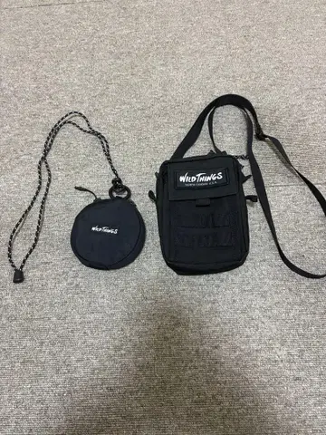 WILD THINGS 블랙 숄더백과 파우치 세트