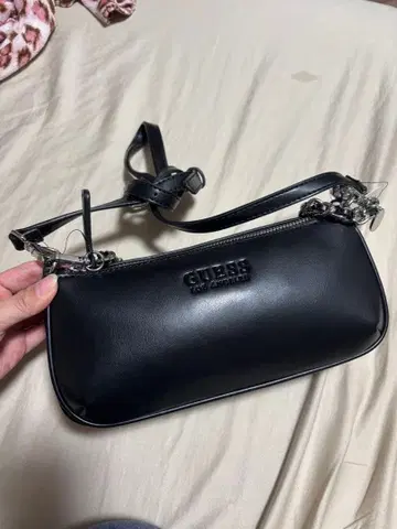 GUESS 블랙 숄더백