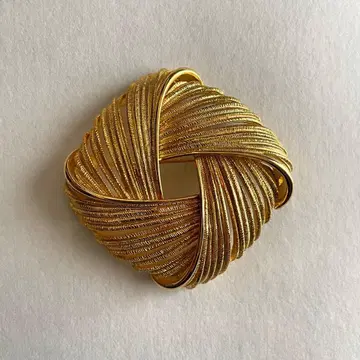 Vintage gold brooch streamlined