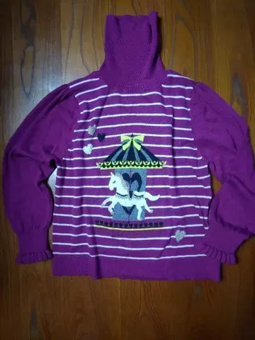 모 6% 퍼플 프릴 레어 디자인 복고풍 느낌 터틀 니트 회전목마