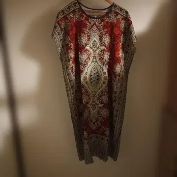 빨간색과 금색 꽃무늬 튜닉