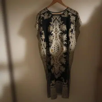 장식적인 무늬의 블랙 티셔츠 원피스