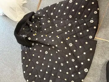 로지몬스터 새상품 플라워 도트 퀼팅 케이프 블랙