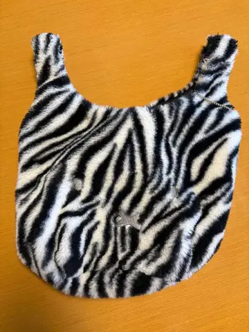 제브라 패턴 퍼 토트백 미피