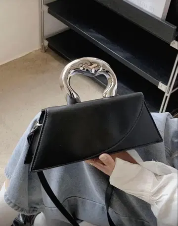 블랙 메탈 핸들 숄더백