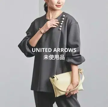 [ 미사용 ] 유나이티드 애로우즈 SPONGY 사이드 펄 모티브 블라우스