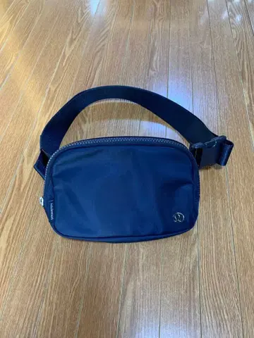 룰루레몬 Everywhere Belt Bag 네이비 바디백