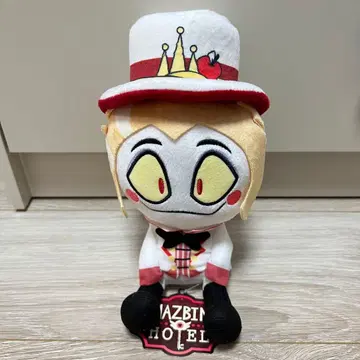 해즈빈 호텔에 어서 오세요 앉은 봉제 인형 루시퍼