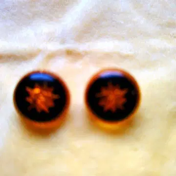 RUKA 블랙과 금색 별 모양 귀걸이 (양쪽 귀용)