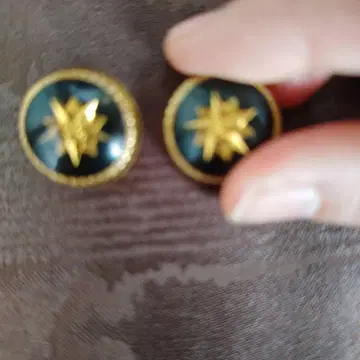 RUKA 블랙과 금색 별 모양 귀걸이 (양쪽 귀용)