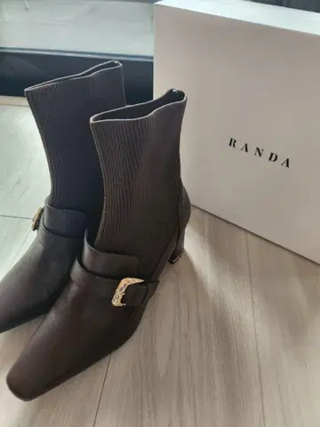 RANDA 브라운 버클 부티