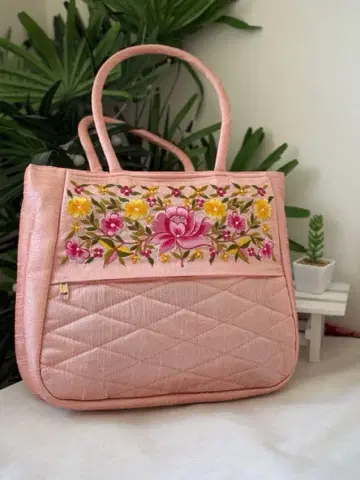 [ 새상품 ] 자수 토트백: 지퍼 달린 4개의 포켓 - 핑크