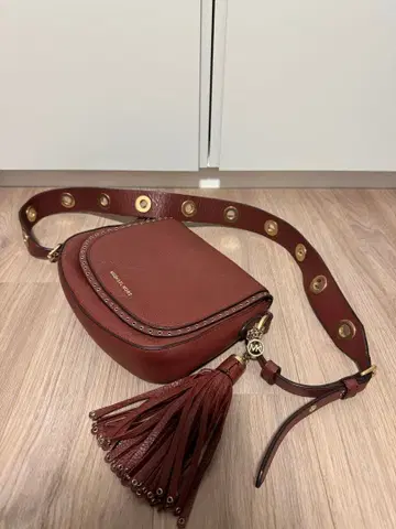 태슬 달린 브라운 숄더백