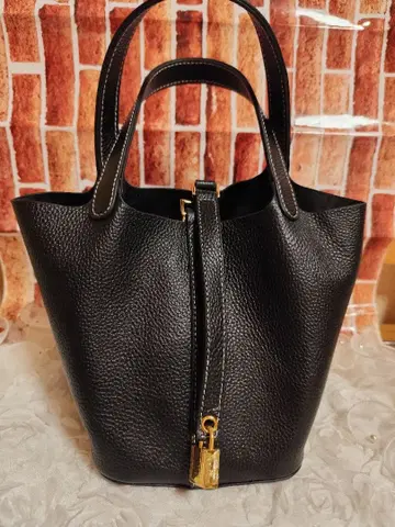 라쿠텐 구매품 블랙 x 골드 금장 장식 본 가죽 큐브 백 핸드백 부드러운