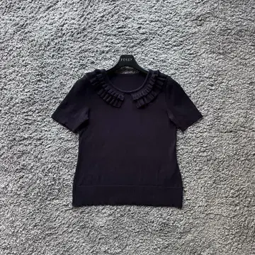 FOXEY 38 다크 네이비 프릴 옷깃 니트