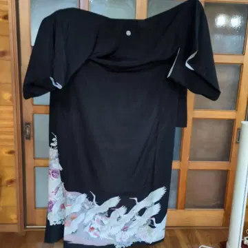 검정 토메소데 학과 꽃 무늬