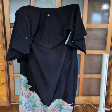 블랙 전통 예복 기모노 꽃무늬 자수 전통적 디자인 하자품