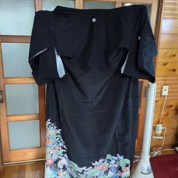 검정 토메소데 꽃무늬 자수 기모노