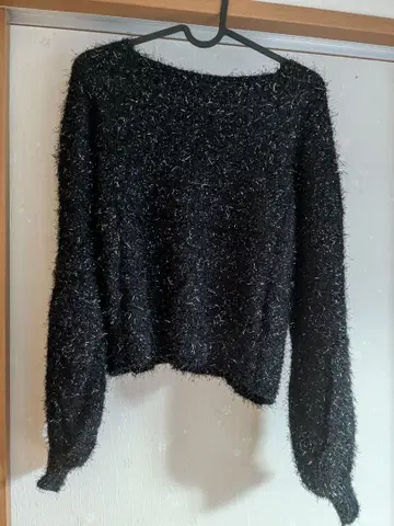 오프숄더풍 라메 숏 기장 블랙 긴팔 스웨터