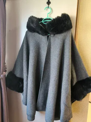 퍼 달린 그레이 케이프 코트