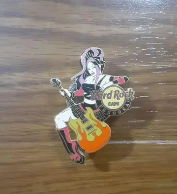 하드 록 카페 Rock Cafe 밴드 걸 핀 배지 pin2