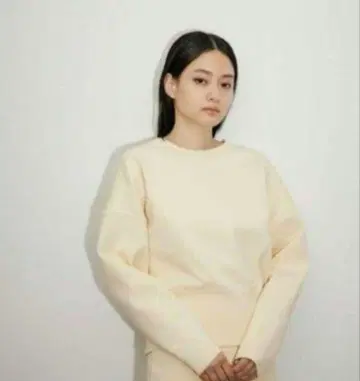 크림색 긴팔 니트 스웨터