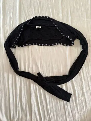 LGB 블랙 아이렛 디테일 상의