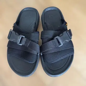 Teva 블랙 샌들 버클 스트랩