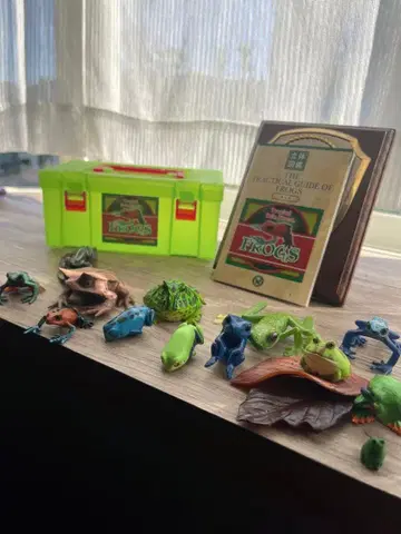 개구리 피규어 세트와 가이드북