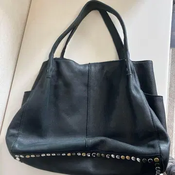 스터드 장식 블랙 가죽 토트백