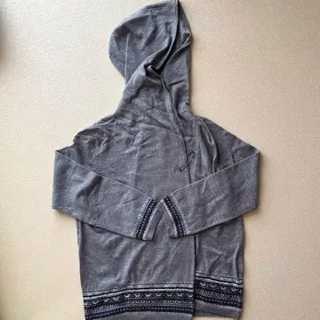 그레이 후드 부착 니트 후드티 에스닉 패턴