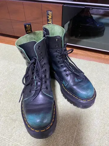 Dr. Martens 블랙/그린 8홀 통굽 워크 부츠