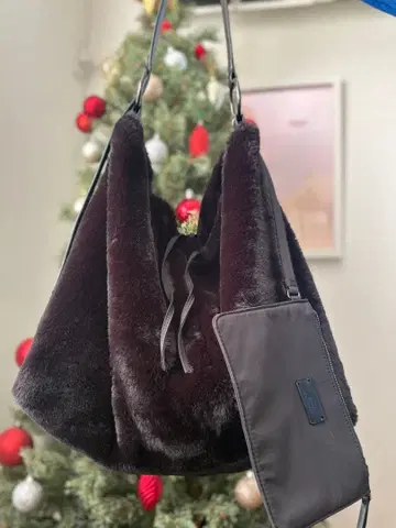 ZARA 블랙 퍼 핸드백