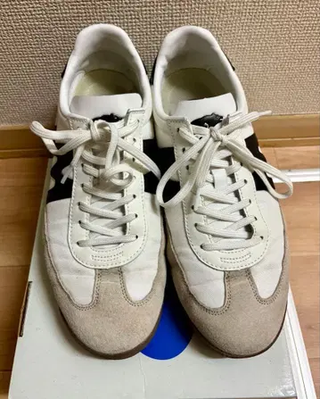 KARHU 화이트 블랙 스니커즈