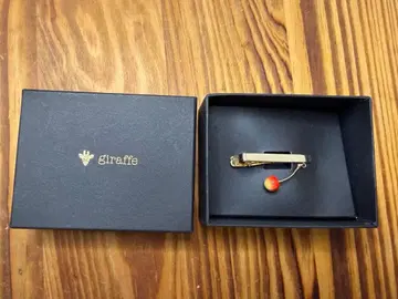 지라프 넥타이핀 체리