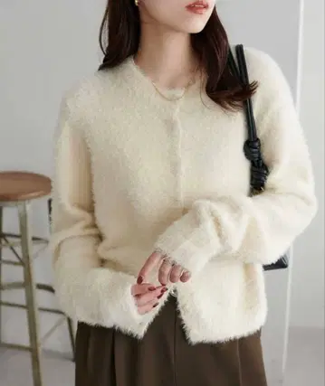 Discoat 페더얀 크루 가디건 아이보리