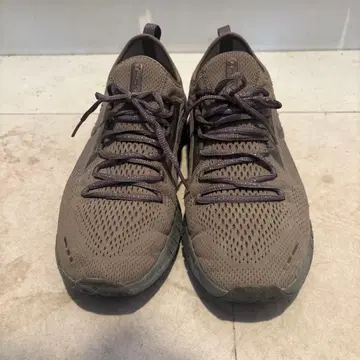 언더 아머 그레이 러닝화