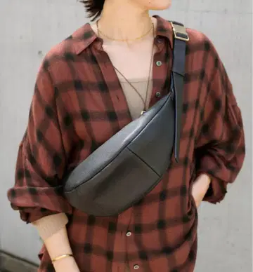 컨디션 최상 RIVE DROITE 커브 바디백 가죽 블랙 리브 드와