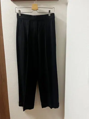 블랙 와이드 팬츠 백 포켓 부착