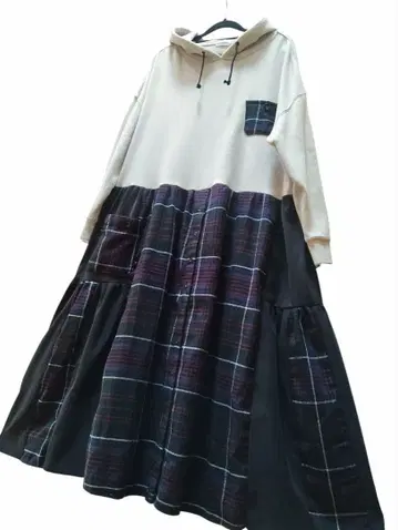 구제 의류 리메이크 루즈핏 아이보리 후드티와 체크 절개 원피스