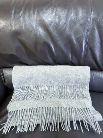 A.P.C. 그레이 프린지 머플러