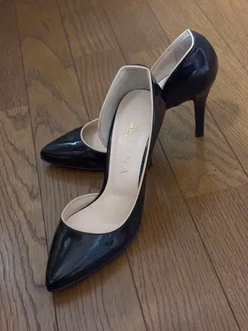 블랙 스틸레토 하이힐