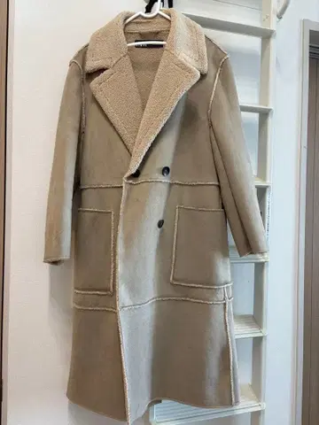 ZARA 베이지 더블 버튼 무스탕 코트