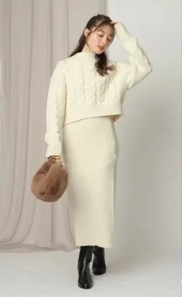 아푸와이저 리셰 케이블 크롭 니트 업